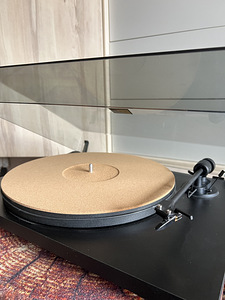 Turntable / vinüülplaadimängija / проигрыватель Pro-Ject Pri (1 фото из 3)