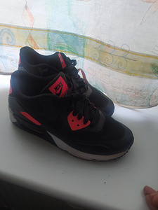 NIKE кроссовки (1 фото из 3)