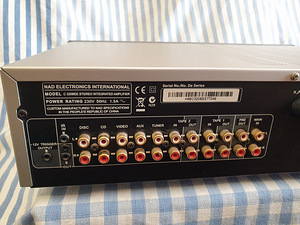 NAD C320 BEE Stereo integrated amplifier. (5 фото из 6)