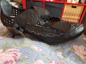 Naiste jalanõud MÜÜDUD (2 foto / 3)