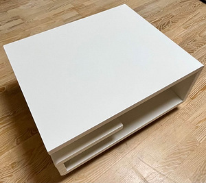 Müüa valge diivanilaud ratastel (2 foto / 2)