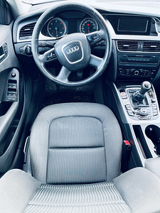 Audi A4 2008 2.0 TDI B8 (12 foto / 15)