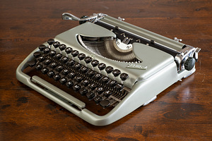 1956a. Väike haruldane trükimasin kirjutusmasin Kolibri (1 foto / 5)