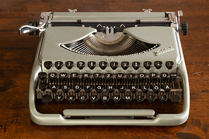 1956a. Väike haruldane trükimasin kirjutusmasin Kolibri (2 foto / 5)