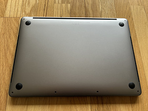 Apple MacBook Pro 13" 2019, i5 2,4GHz / 8GB / 256GB (5 foto / 5)