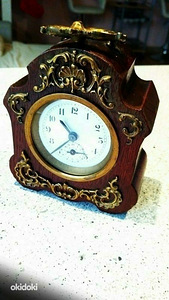 Старинные часы с будильником, в точном рабочем состоянии