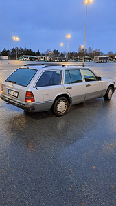 Mercedes-Benz E 2.5 D (4 foto / 11)