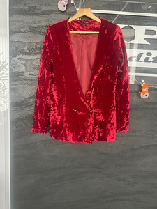 Формальный красный бархатный пиджак