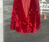 Формальный красный бархатный пиджак