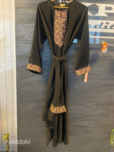 Новое черное платье-макси из кафтана с красивой вышивкой (фото #6)