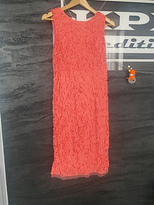 Красивое коктейльное платье Andiata персикового цвета с пайетками