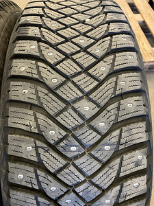 Оригинальные колеса Lexus и шипы Goodyear Ultra Grip Arctic 2 (4 фото из 10)