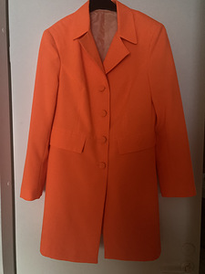Приличная неоновая оранжевая куртка (длиннее) на 38 размер