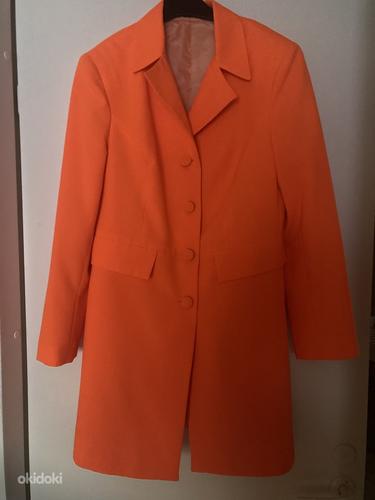 Приличная неоновая оранжевая куртка (длиннее) на 38 размер (фото #1)