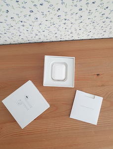 Новые Airpods 2 (3 фото из 4)