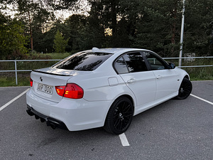 BMW E90 335D M пакет Alpinweiss 2/M пакет (3 фото из 10)