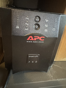 APC Smart-UPS 750VA USB (New batteries!) (1 foto / 3)