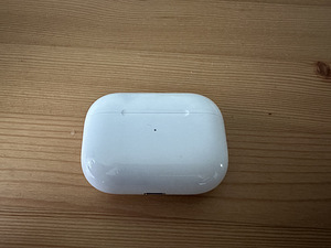 Apple AirPods Pro With Wireless Charging Case (7 foto / 9)