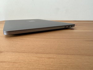 Apple MacBook Pro 13" 2020 /16GB RAM /512 GB SSD / i5 2 GHz (7 foto / 10)