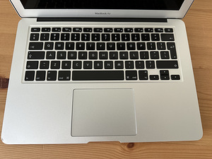 Apple MacBook Air 13" 2017 / i5 1.8GHz / 8GB RAM / 128GB SSD (3 foto / 9)