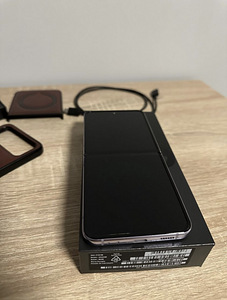 Samsung Galaxy Z Flip4 256GB / GARANTII! (2 foto / 8)