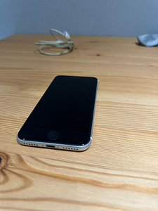 Apple iPhone SE (2020) 64GB (2 foto / 9)