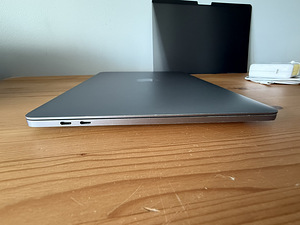 Apple MacBook Pro 13 2020/ M1 /16GB RAM / 256GB SSD (8 foto / 10)