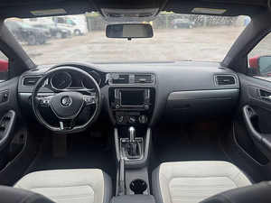 VOLKSWAGEN JETTA (6 foto / 8)