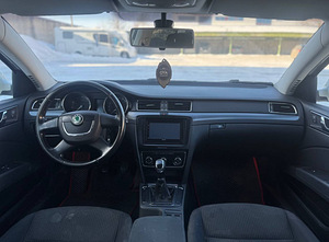 SKODA SUPERB (6 foto / 8)