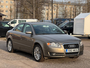 AUDI A4 (2 foto / 8)