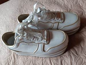 Tommy Hilfiger jalatsid s. 38 korra käidud kuid osutusid sii (1 foto / 6)