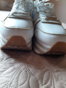 Tommy Hilfiger jalatsid s. 38 korra käidud kuid osutusid sii (3 foto / 6)