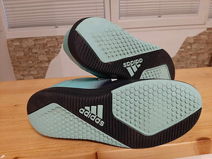 Krosovki ADIDAS 35 razmer (2 фото из 4)