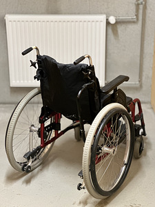 Инвалидная коляска Invacare (2 фото из 2)