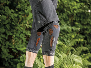 Uued PEARL IZUMI MTB D3O Põlvekaitsmed ja küünarnukikaitsmed (1 foto / 7)