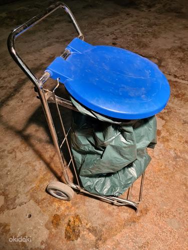 Мусоровоз Dust 120L синяя крышка / педаль, хром, двор (фото #6)