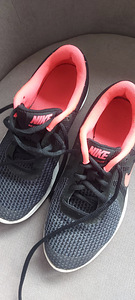 Nike tossud s. 35,5 (2 foto / 4)