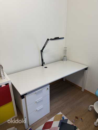 Офисный стол Steelcase с ящиком