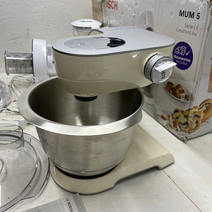 LOT! Bosch MUM5 MUM58L20 CreationLine köögikombain 3,9 L (6 foto / 10)