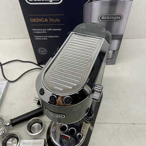 Эспрессо-кофемашина De'Longhi Dedica Style EC 685.BK (5 фото из 10)