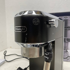Эспрессо-кофемашина De'Longhi Dedica Style EC 685.BK (6 фото из 10)