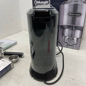 Эспрессо-кофемашина De'Longhi Dedica Style EC 685.BK (9 фото из 10)