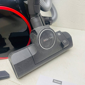 МНОГО! Безмешковый пылесос Miele Boost CX1 AirClean (6 фото из 10)