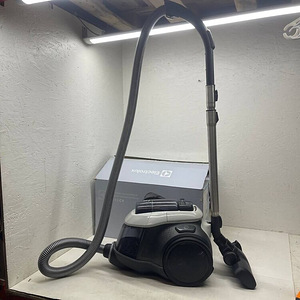Пылесос Electrolux PC91-4MG 1,6 л без мешка (10 фото из 10)