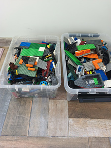2 коробки Lego (1 фото из 3)