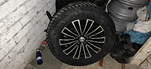 Зимние шины Goodyear 235/65 R17 на дисках (1 фото из 6)