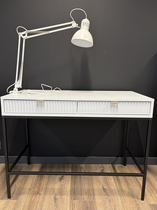 Maniküürilaud + lamp, tasuta transport (1 foto / 3)