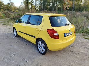 Škoda Fabia 2011 (7 фото из 10)