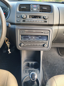 Škoda Fabia 2011 (8 фото из 10)