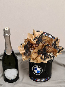 Kast kunstliblikatega Värvus: must BMW (4 foto / 4)